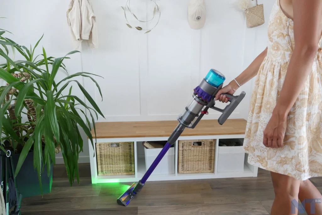 Test de l'aspirateur Dyson Gen5 sur tapis à poils longs avec détection laser