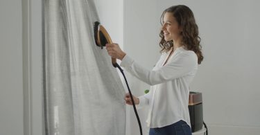 Comment défroisser des rideaux sans les décrocher