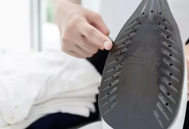 Comment nettoyer et détartrer son fer à repasser